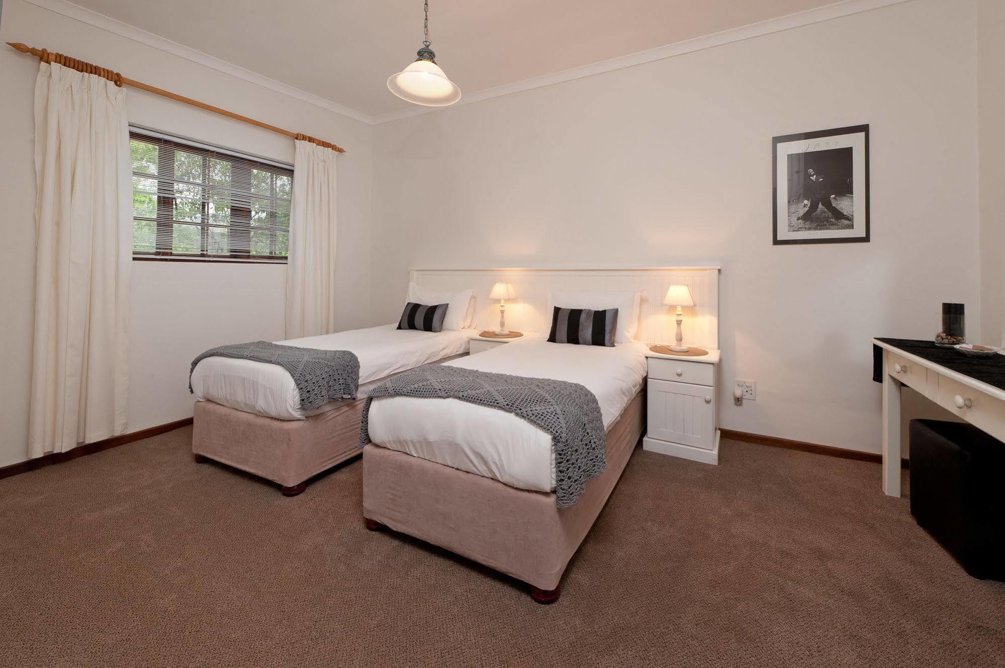 La Galiniere Guest Cottages Franschhoek Bagian luar foto